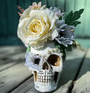 skull-vase-291x300